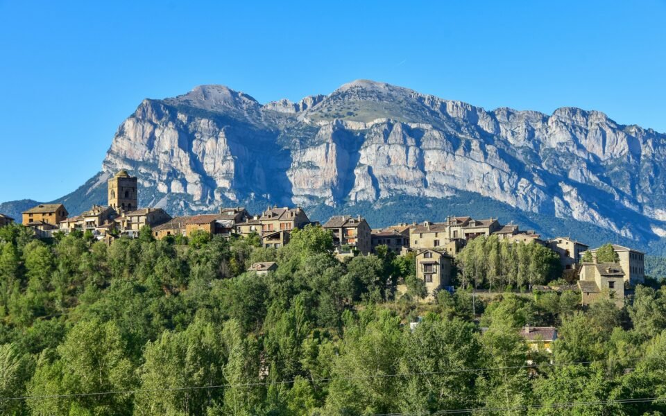 Pueblo de piedra de Aínsa, en el Pirineo aragonés, con la Peña Montañesa al fondo