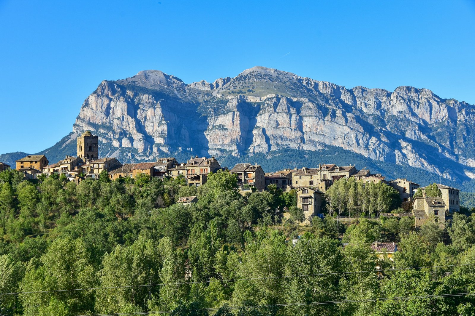 Pueblo de piedra de Aínsa, en el Pirineo aragonés, con la Peña Montañesa al fondo