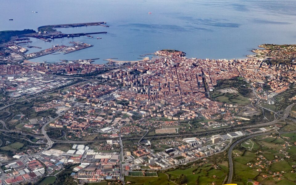 Vista aérea de Gijón con el puerto de El Musel y la bahía