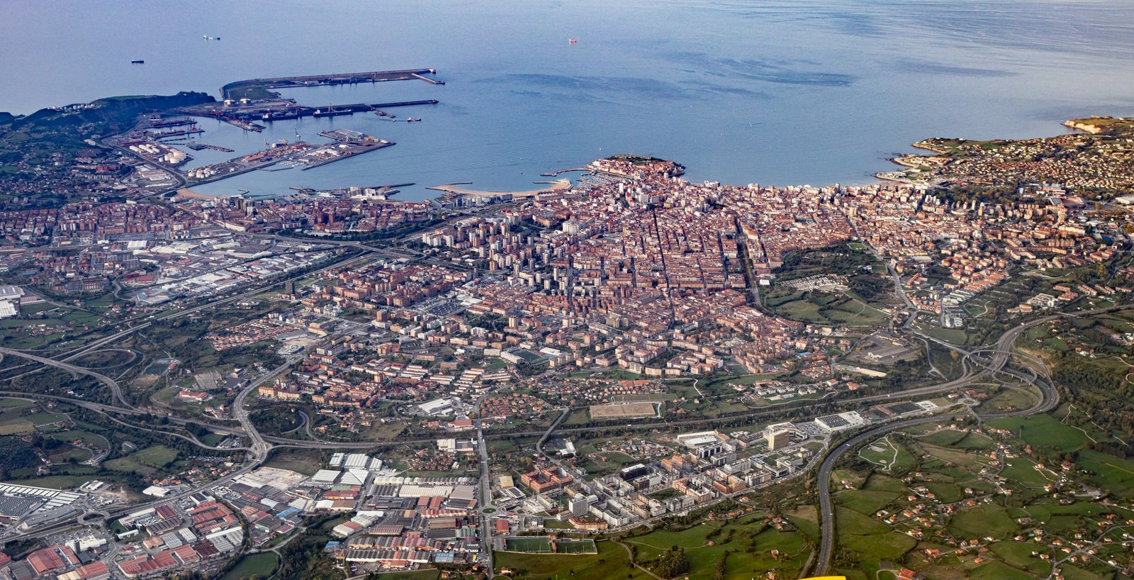 Vista aérea de Gijón con el puerto de El Musel y la bahía