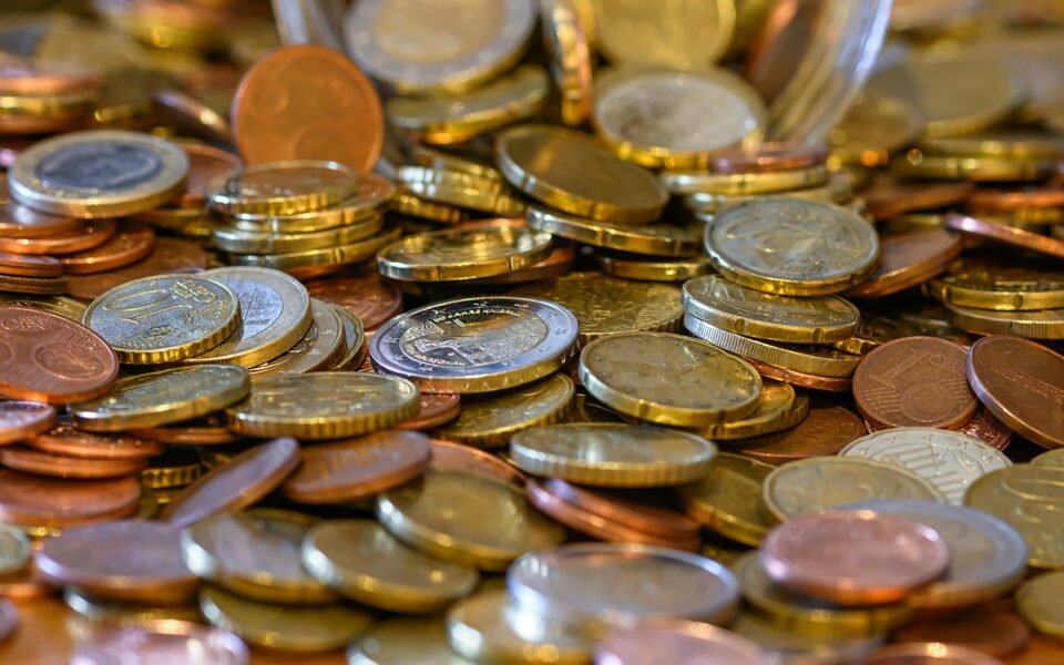Montón de monedas de euro de distintos valores