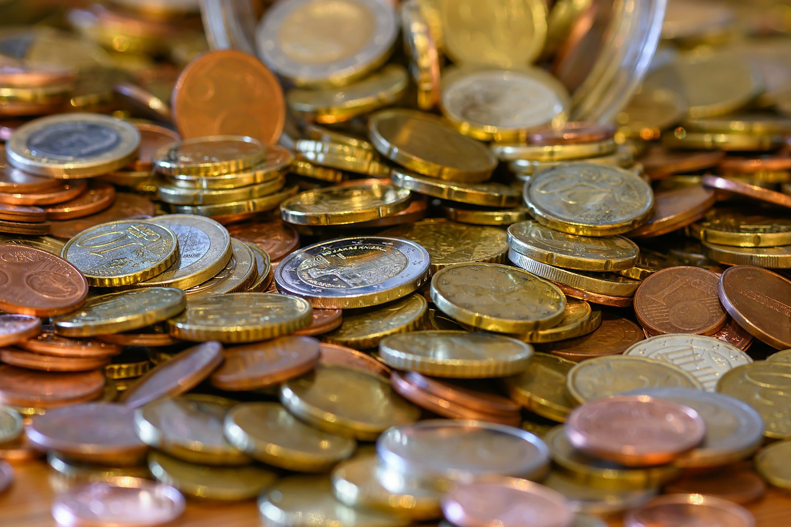 Montón de monedas de euro de distintos valores