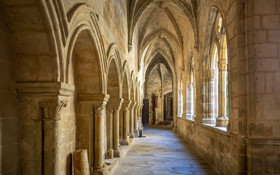 Claustro gótico de la catedral de Plasencia con arcos de piedra