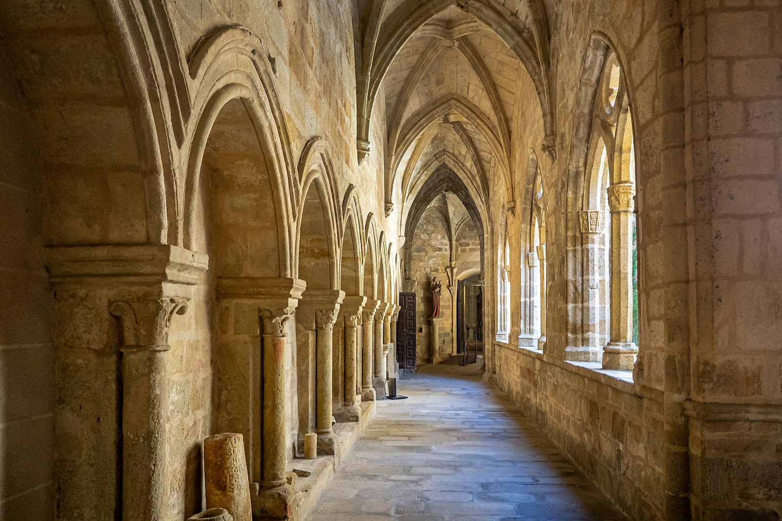 Claustro gótico de la catedral de Plasencia con arcos de piedra
