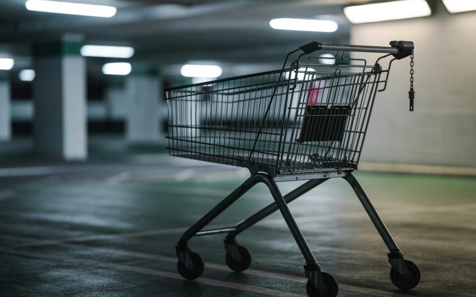 Carro de la compra metálico vacío en un aparcamiento cubierto