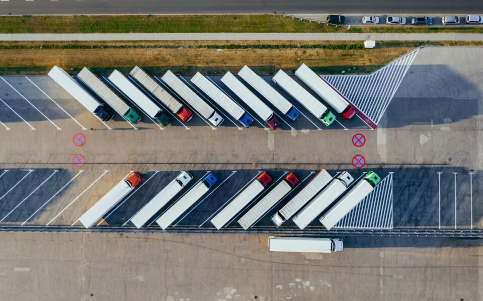 Vista cenital de camiones aparcados en batería junto a una carretera