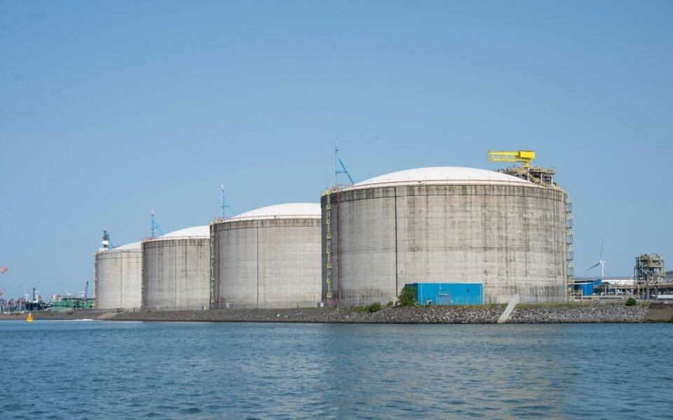 Tanques de gas natural licuado en una terminal portuaria junto al mar