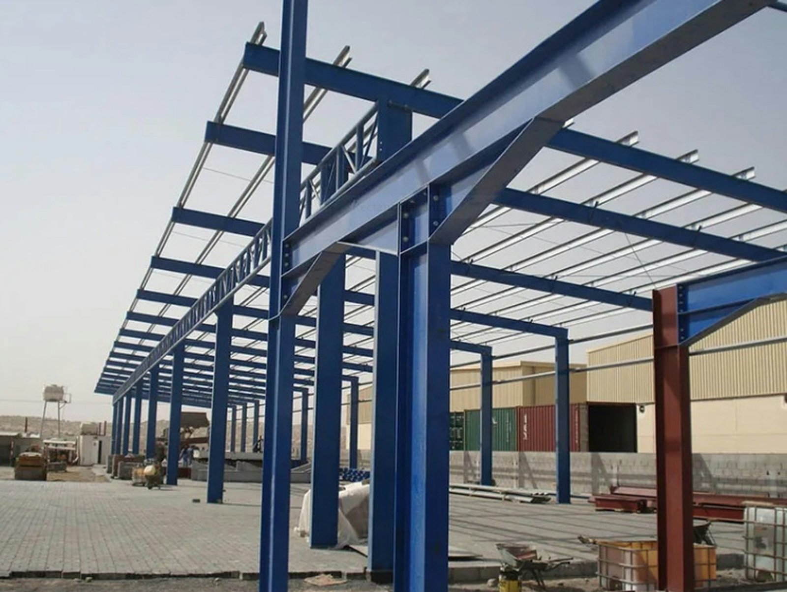 Estructura de acero azul de una nave industrial en construcción