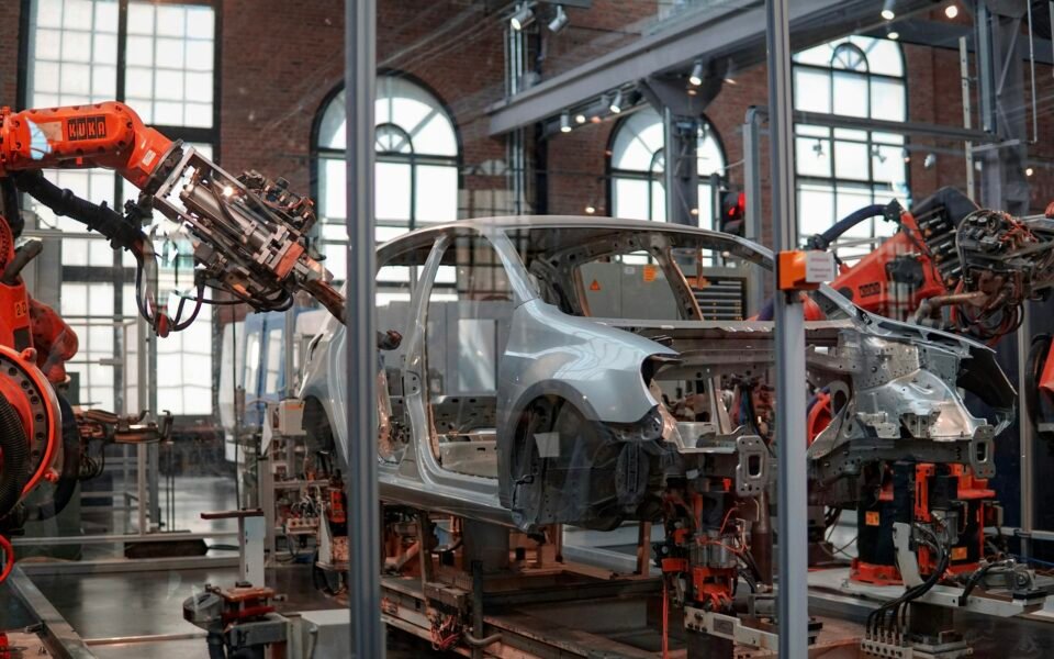 Brazos robóticos en una línea de montaje de automóviles