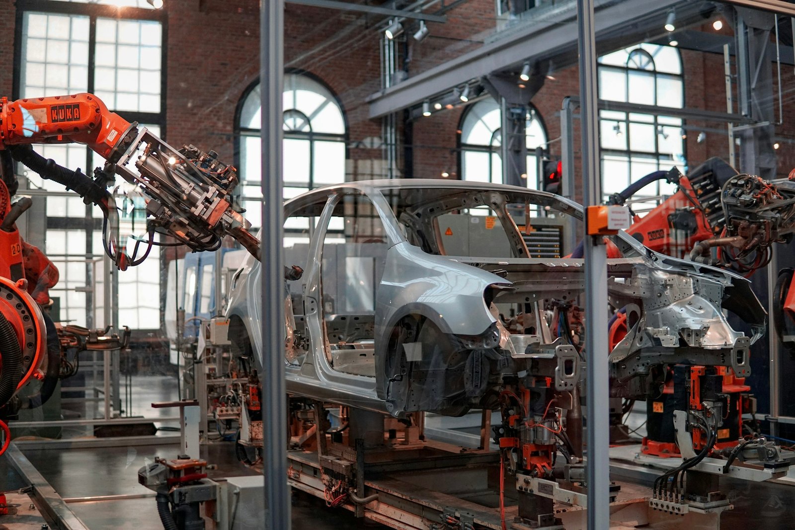 Brazos robóticos en una línea de montaje de automóviles