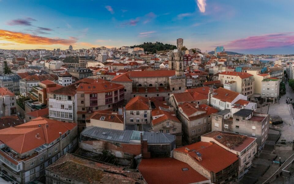 Tejados del casco viejo de Vigo con la colegiata al amanecer