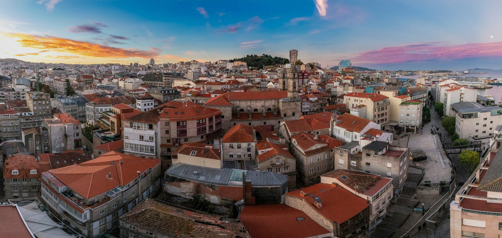 Tejados del casco viejo de Vigo con la colegiata al amanecer