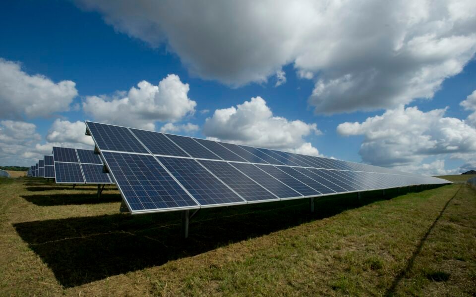 Campo de paneles solares bajo un cielo despejado