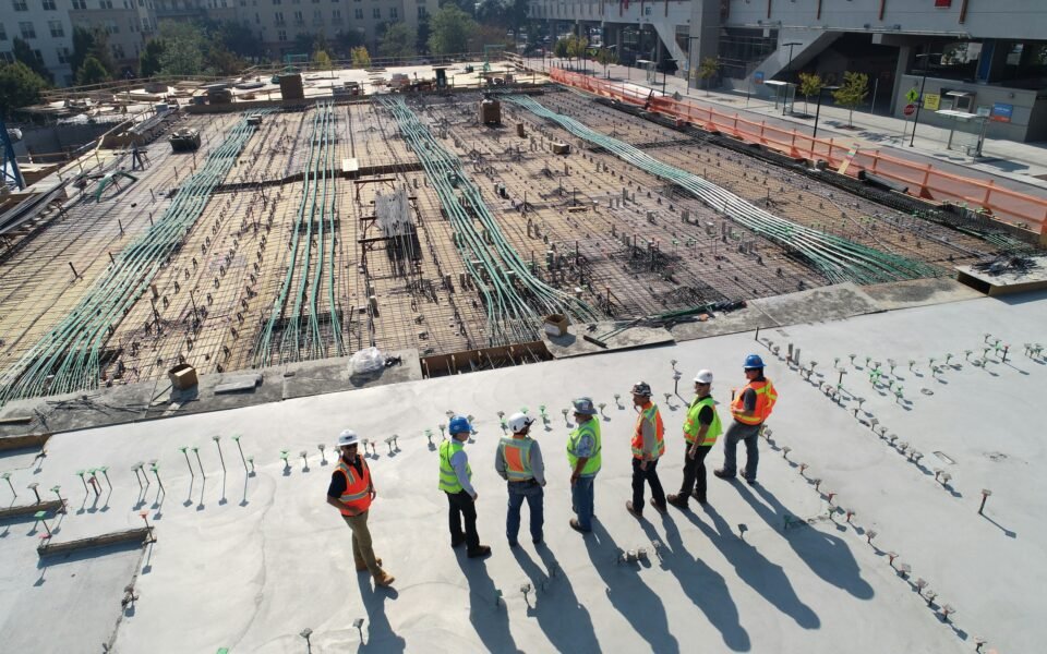 Vista aérea de una obra con operarios y ferralla