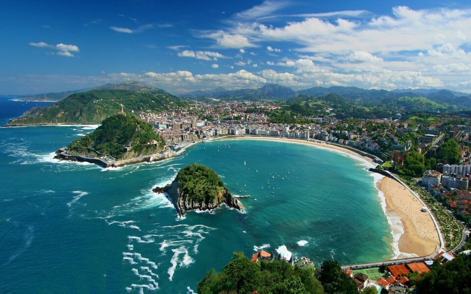 Bahía de La Concha en Donostia con la isla de Santa Clara y el monte Urgull