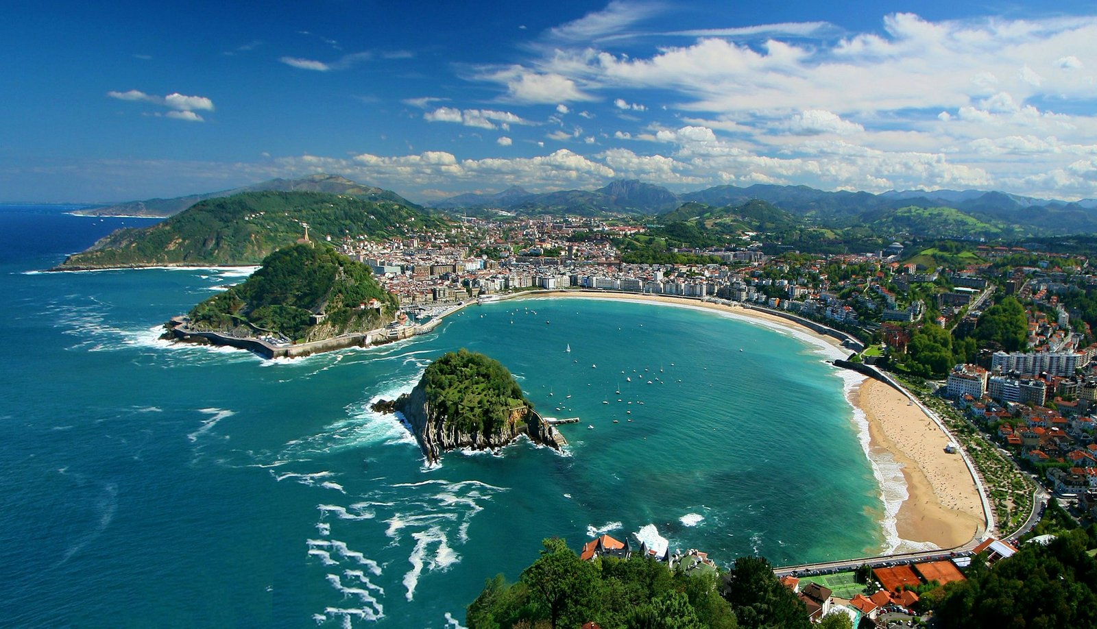 Bahía de La Concha en Donostia con la isla de Santa Clara y el monte Urgull