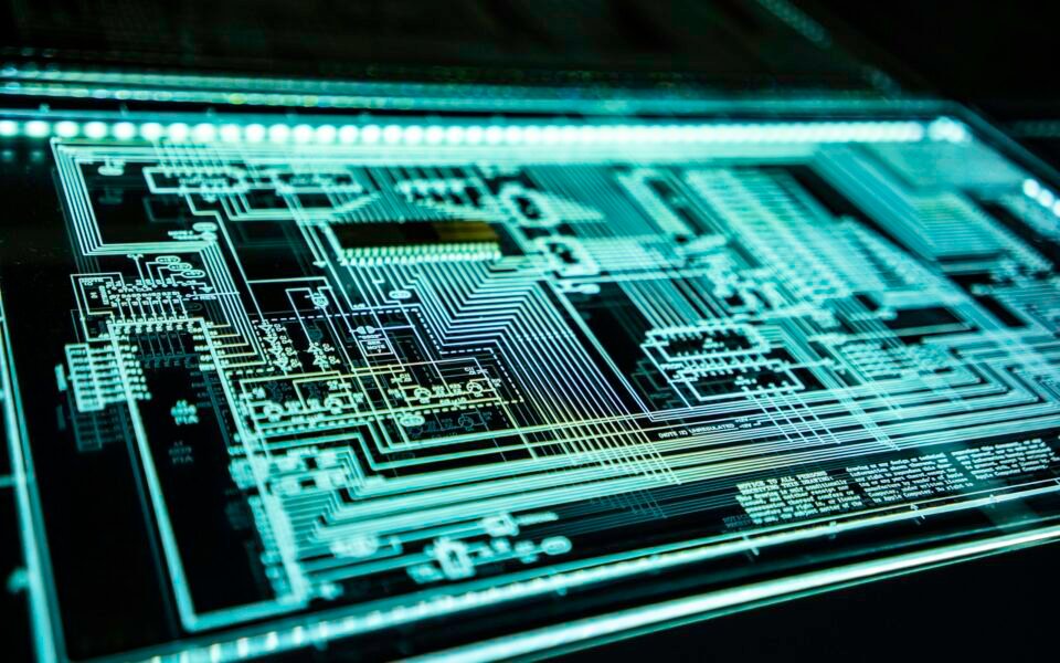 Placa de circuitos iluminada en tonos verdes