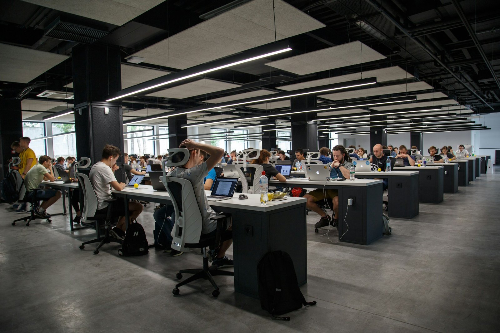 Oficina diáfana con personas trabajando ante sus ordenadores