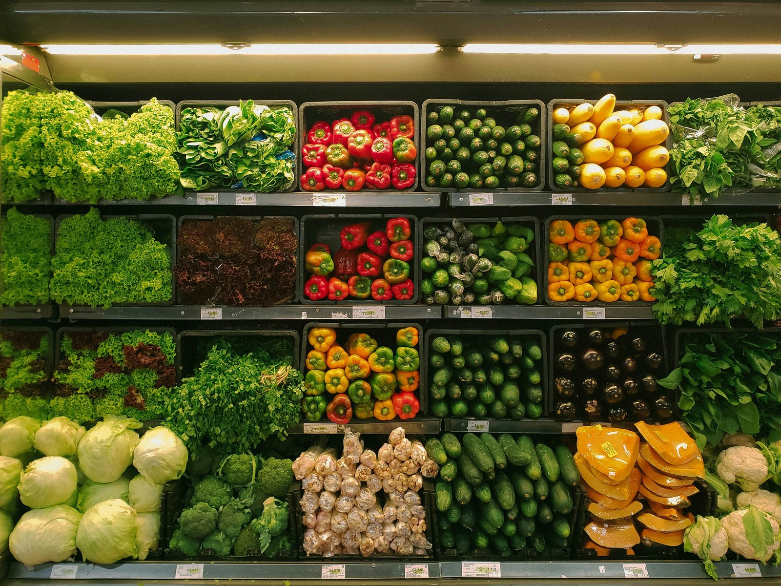 Expositor de frutas y verduras frescas