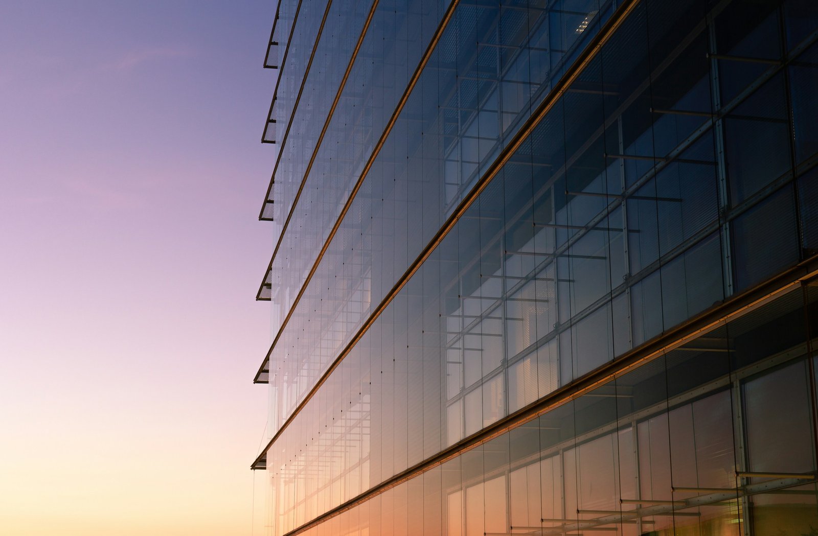 Fachada de cristal de un edificio de oficinas al atardecer