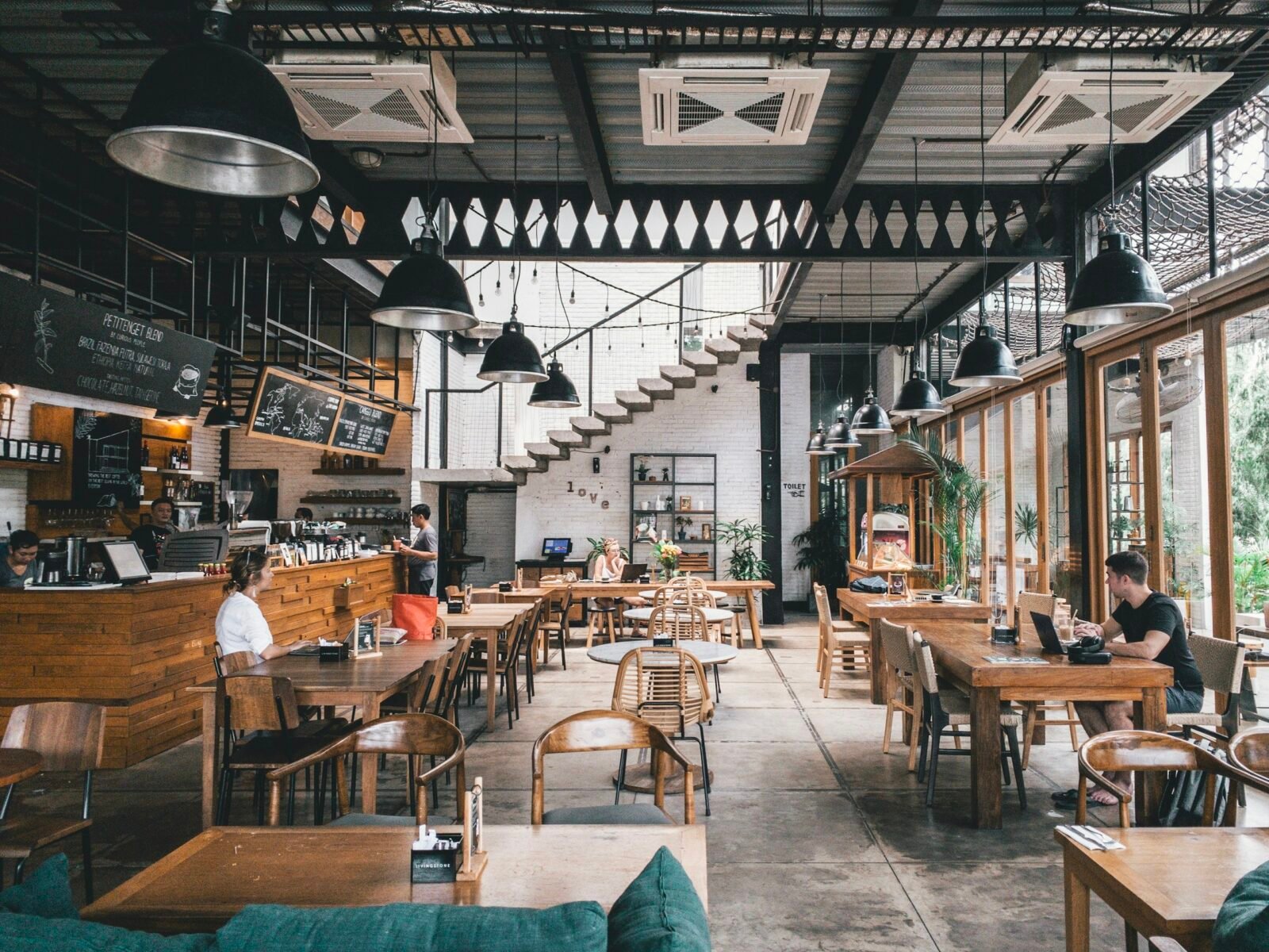 Comedor de un restaurante con mesas preparadas