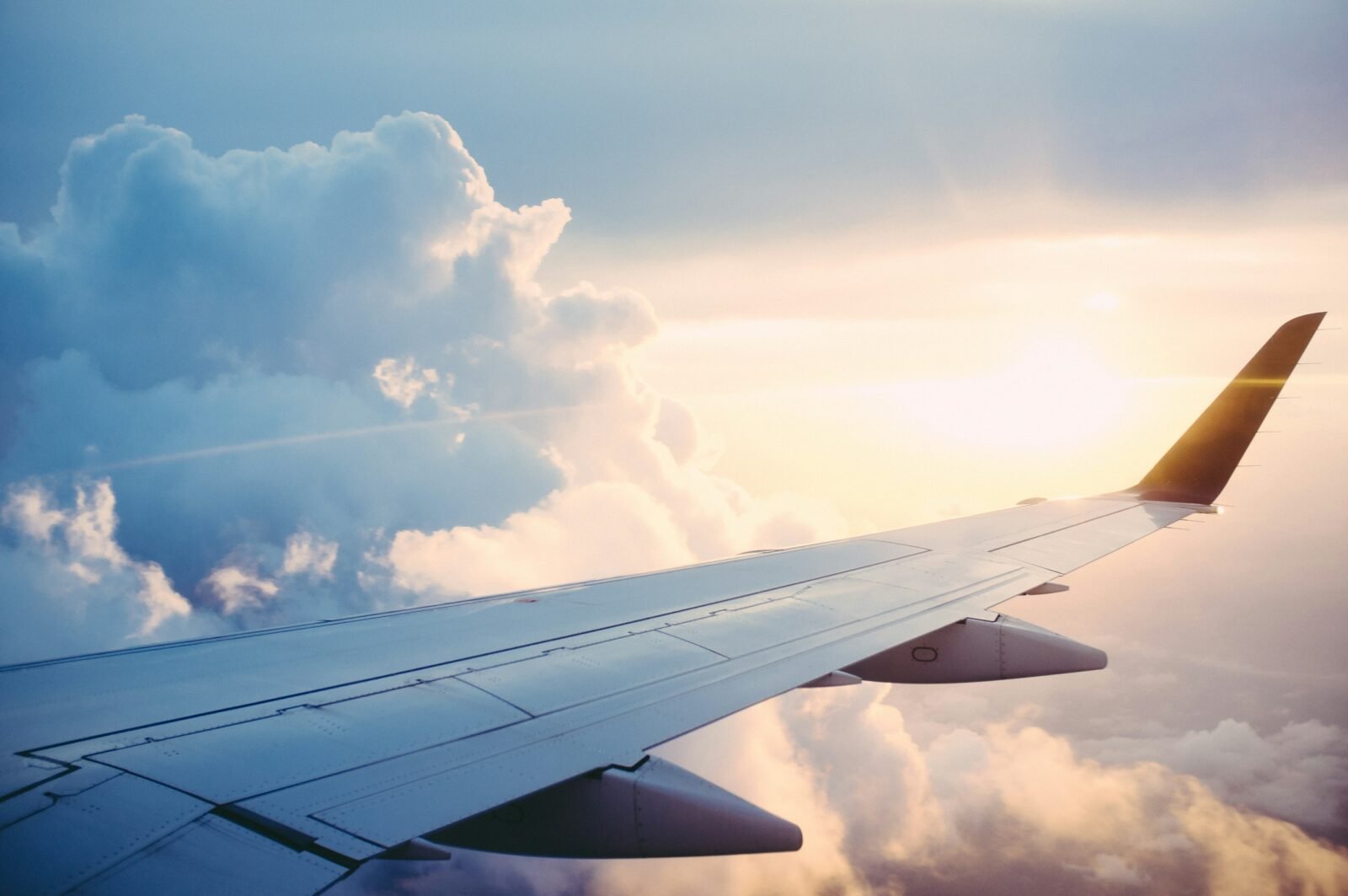 Ala de un avión sobre las nubes