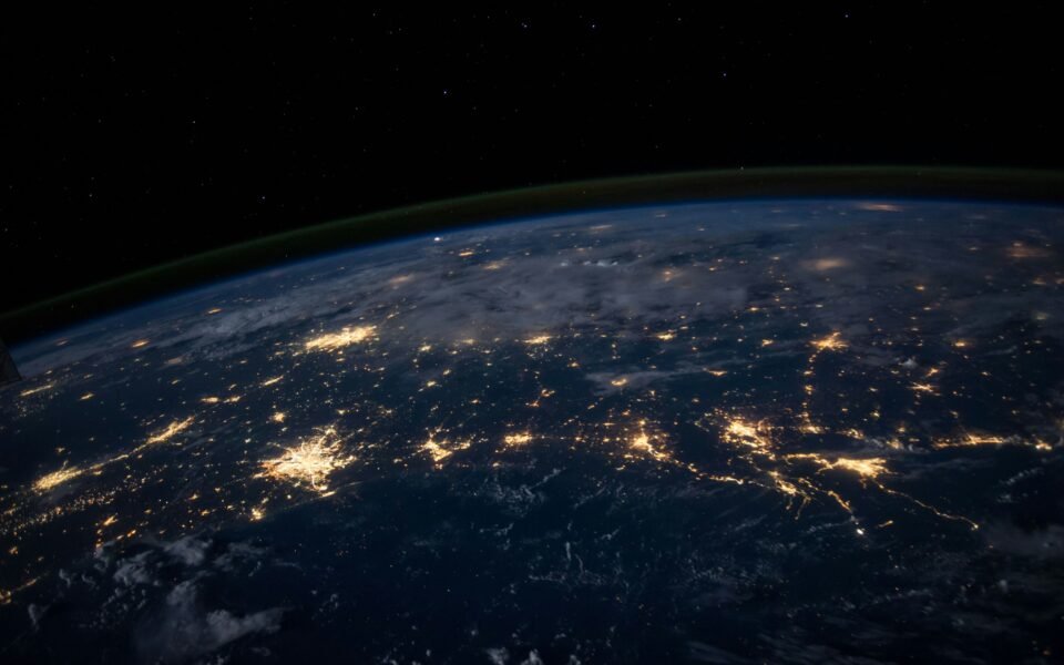 La Tierra de noche vista desde el espacio con luces de ciudades