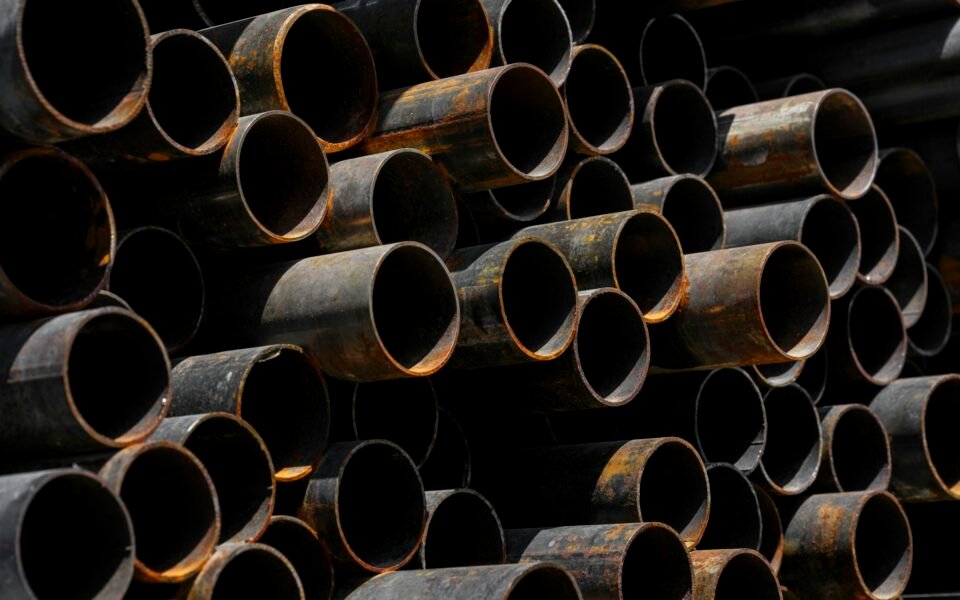 Tubos de acero apilados con los extremos oxidados