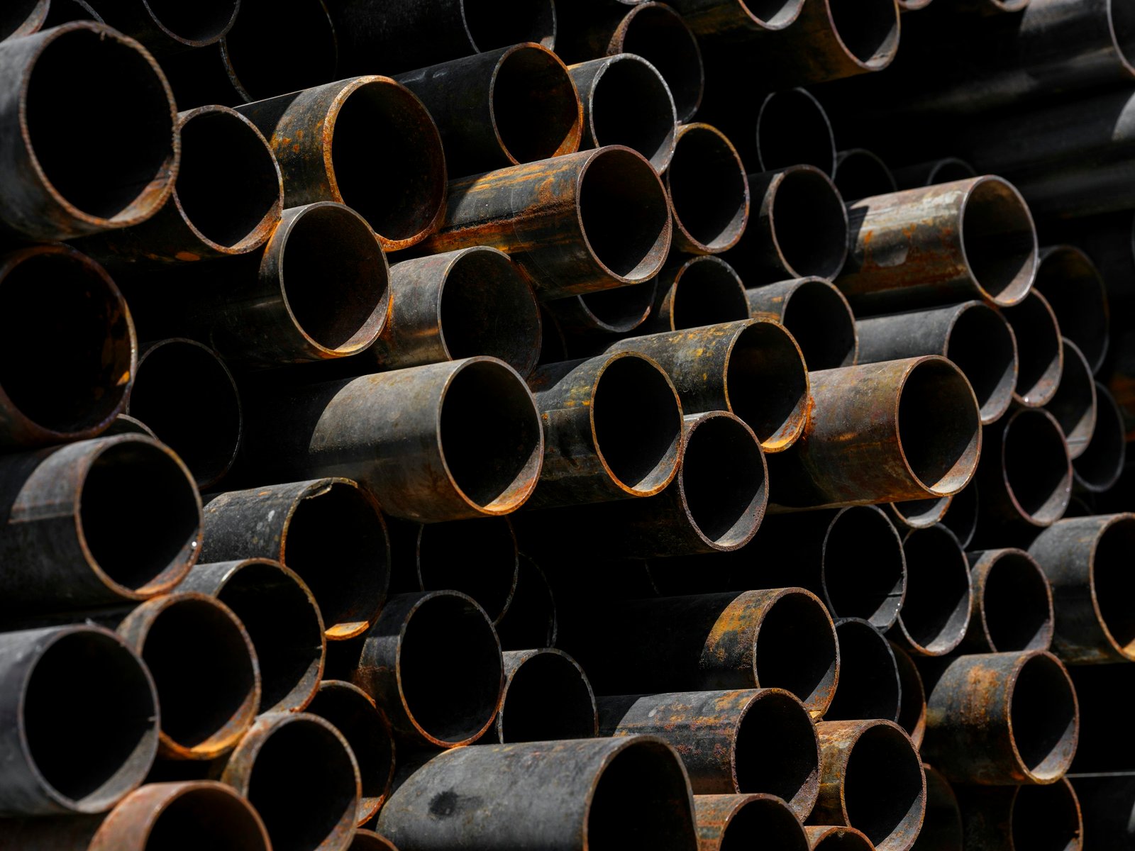 Tubos de acero apilados con los extremos oxidados