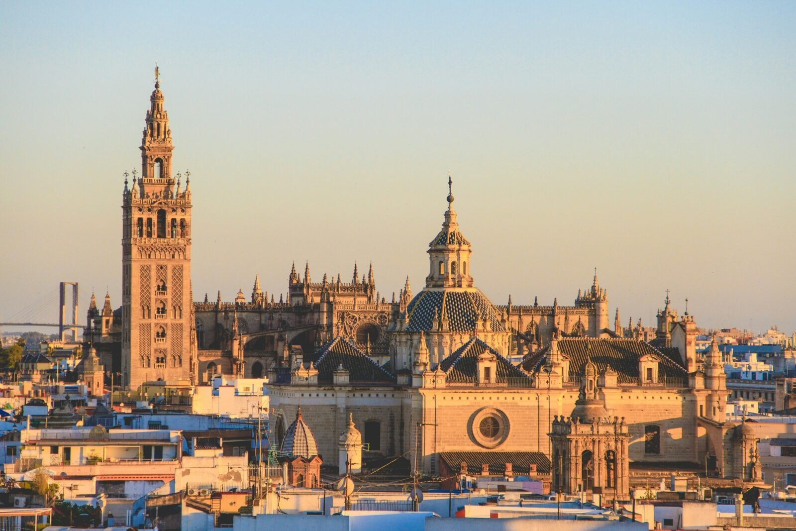 Vista de Sevilla con la Giralda y la catedral