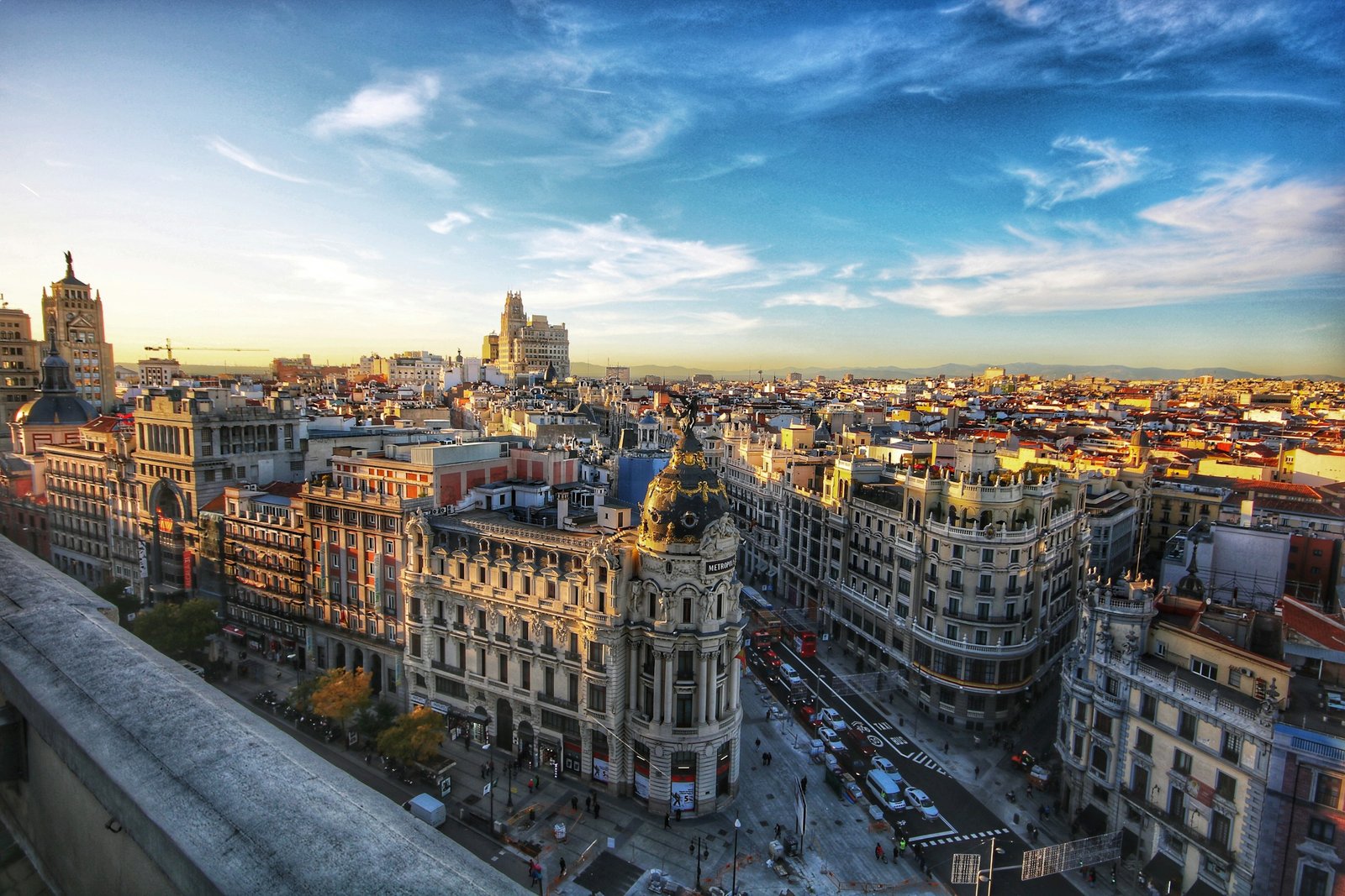 Vista aérea de la Gran Vía de Madrid con el edificio Metrópolis