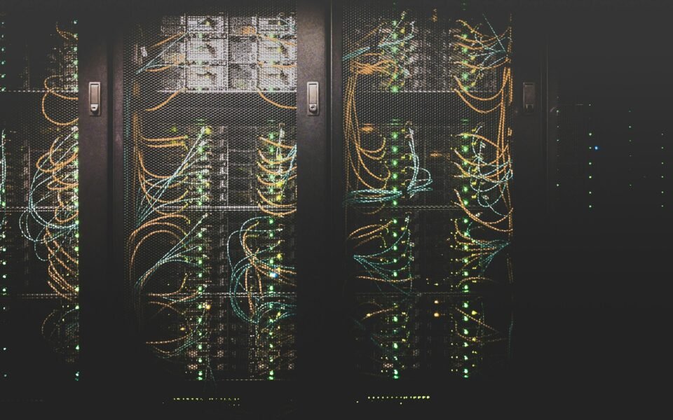 Armarios de servidores con luces en un centro de datos
