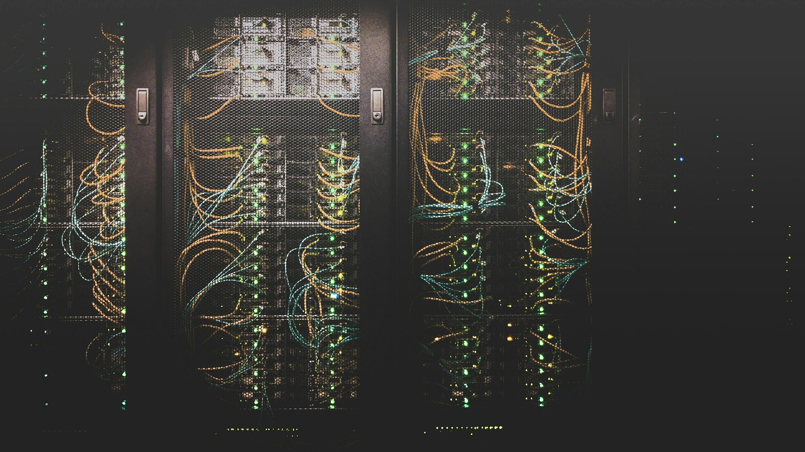 Armarios de servidores con luces en un centro de datos