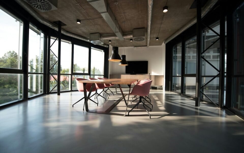 Planta de oficinas diáfana con puestos de trabajo