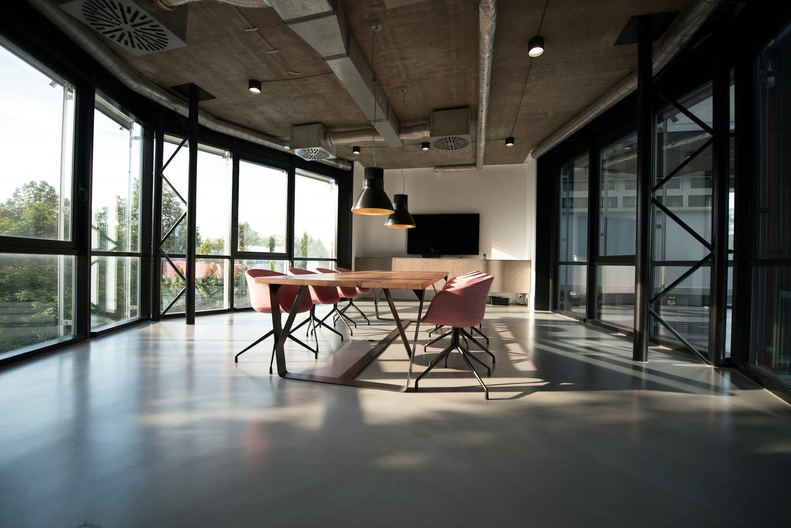 Planta de oficinas diáfana con puestos de trabajo
